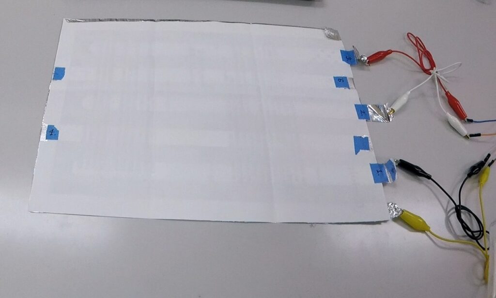 A4サイズの紙にアルミホイル電極を貼り付けて静電容量検出電極を作成