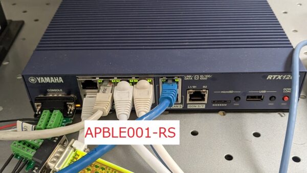 VPNルータにAPBLE001-RSを接続した様子の写真